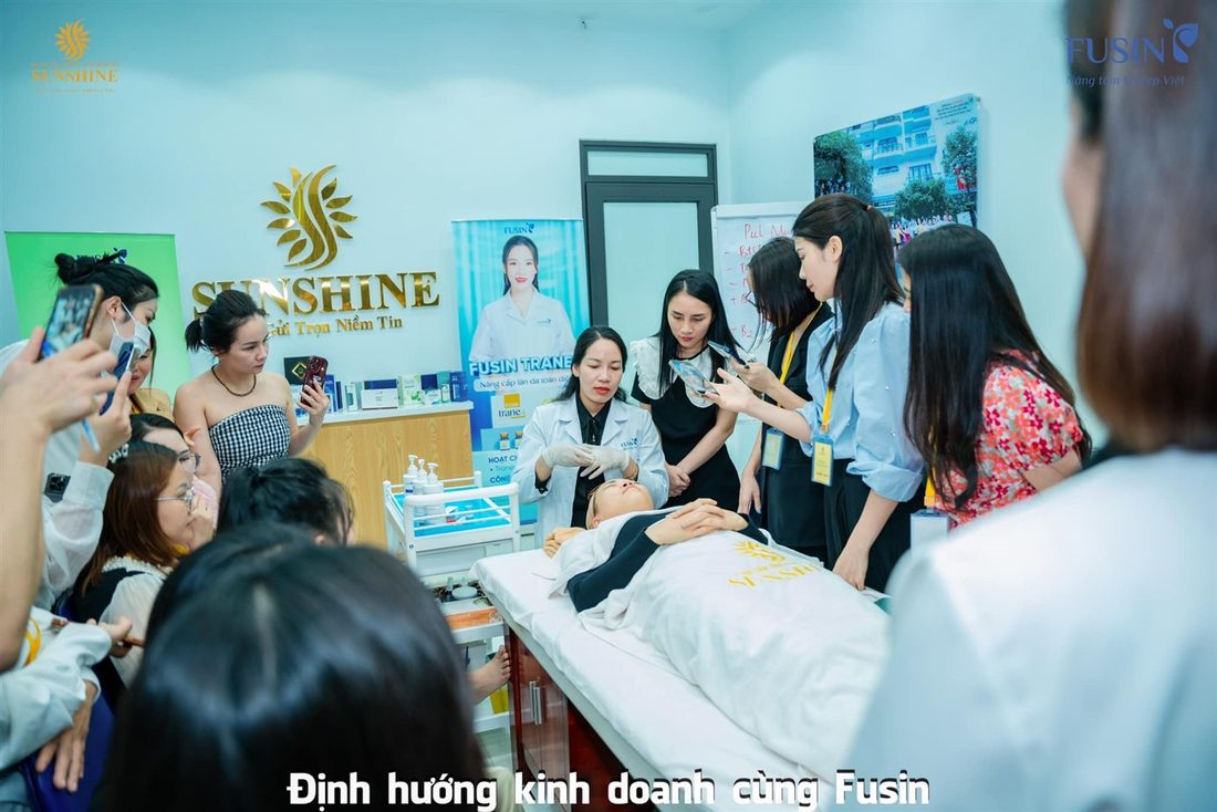 Chuyên gia FUSIN hướng dẫn quy trình tại spa đối tác